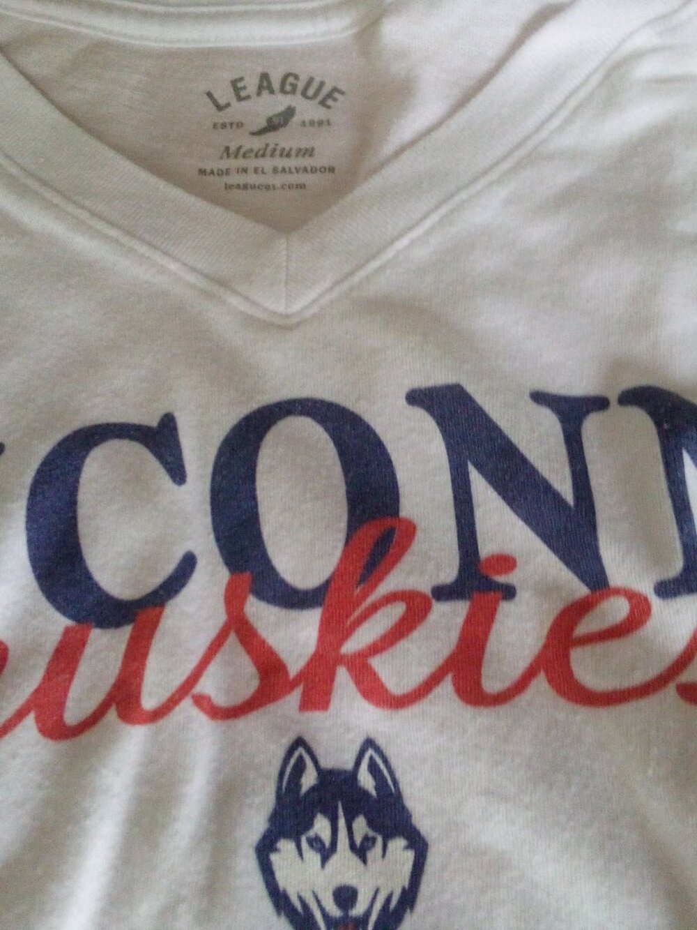 UConn Huskies Women's White Cotton V Neck S/S T Shirt Medium League Red & Blue L